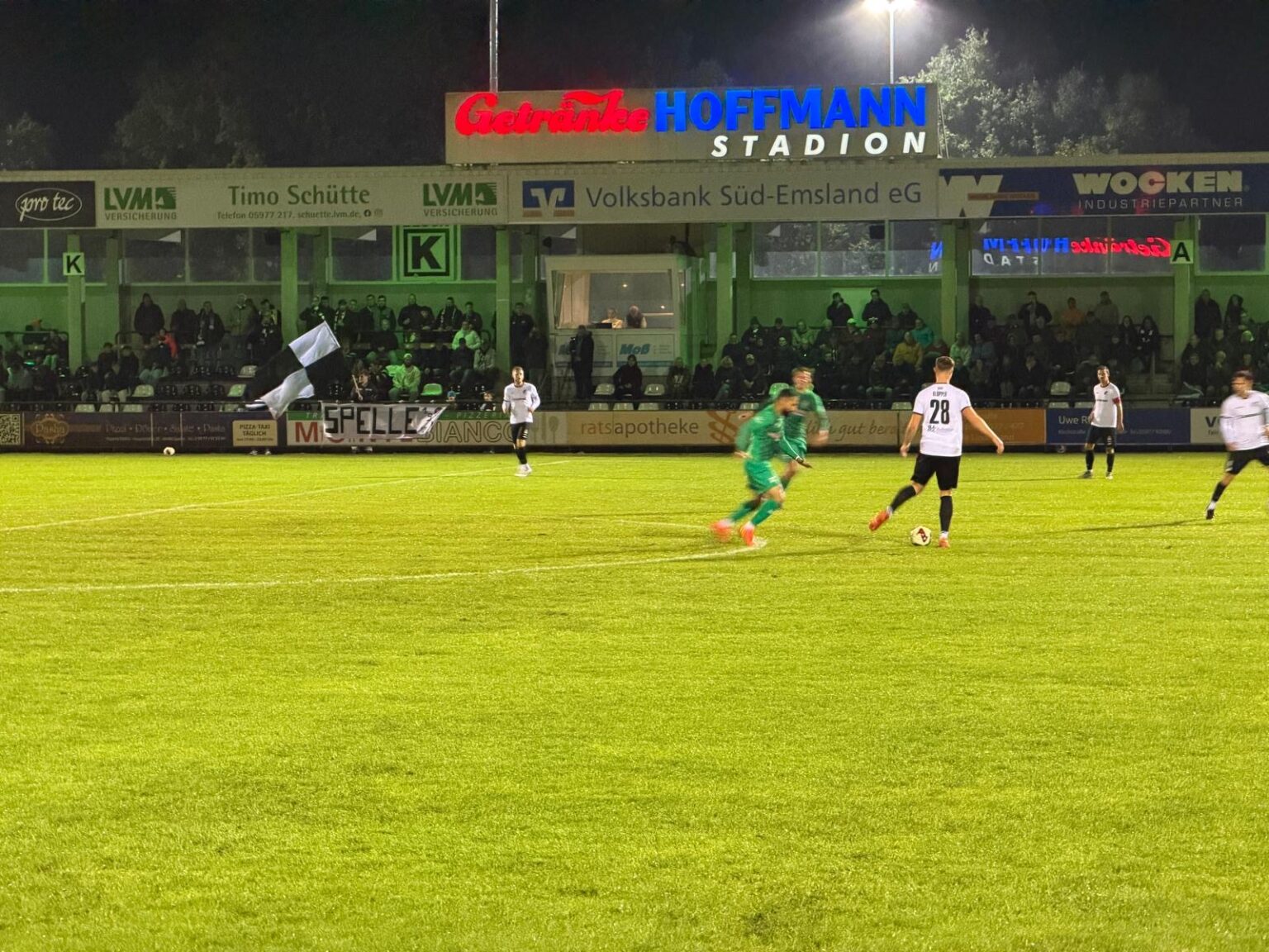 Spellie Adrian Lenz beschenkt Spelle und sich selbst beim 2:2 gegen Vorwärts ...