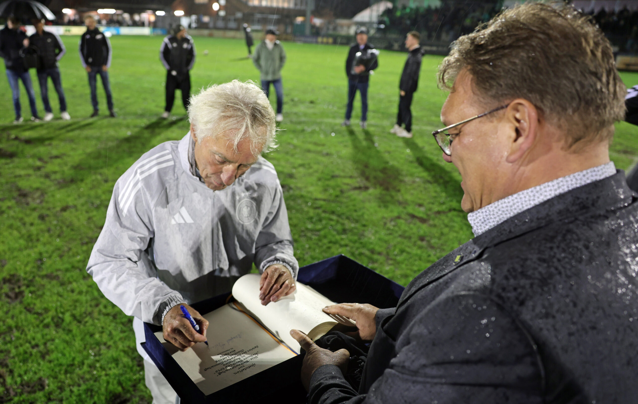 Spellie Spelles Vize-Weltmeister Manfred Lesting trägt sich ins Goldene Buch ...